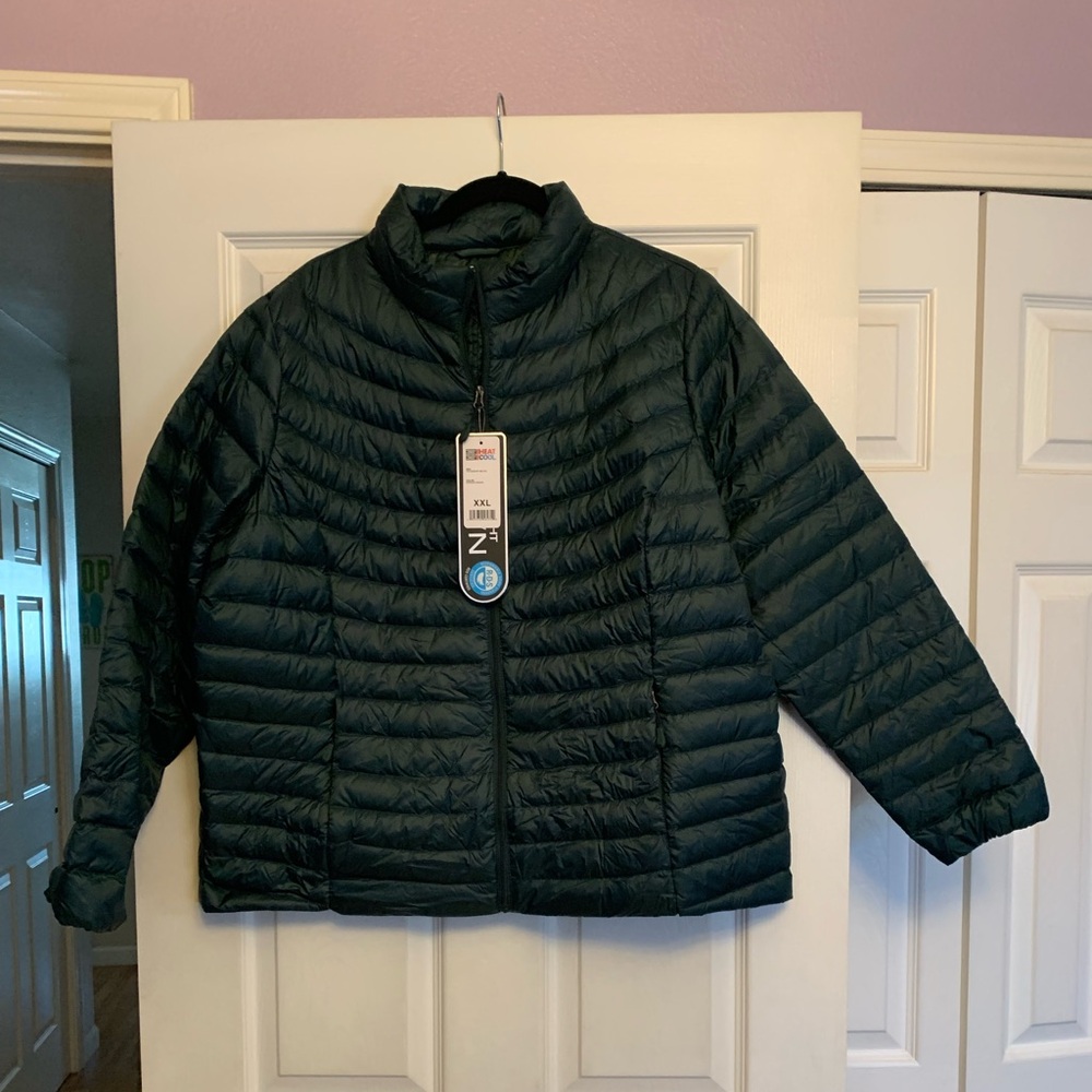 Warm and super lightweight puffer jacket in a gorgeous forest